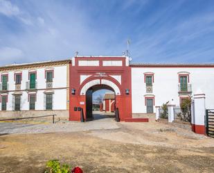 Außenansicht von Country house zum verkauf in Palomares del Río mit Privatgarten, Schwimmbad und Balkon