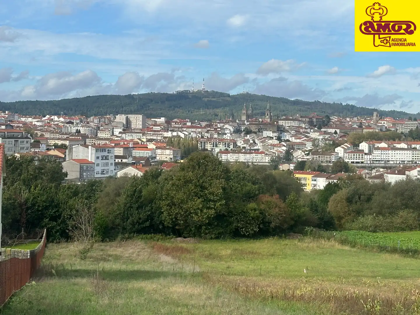 Vista exterior de Casa o xalet en venda en Santiago de Compostela  amb Calefacció, Jardí privat i Terrassa