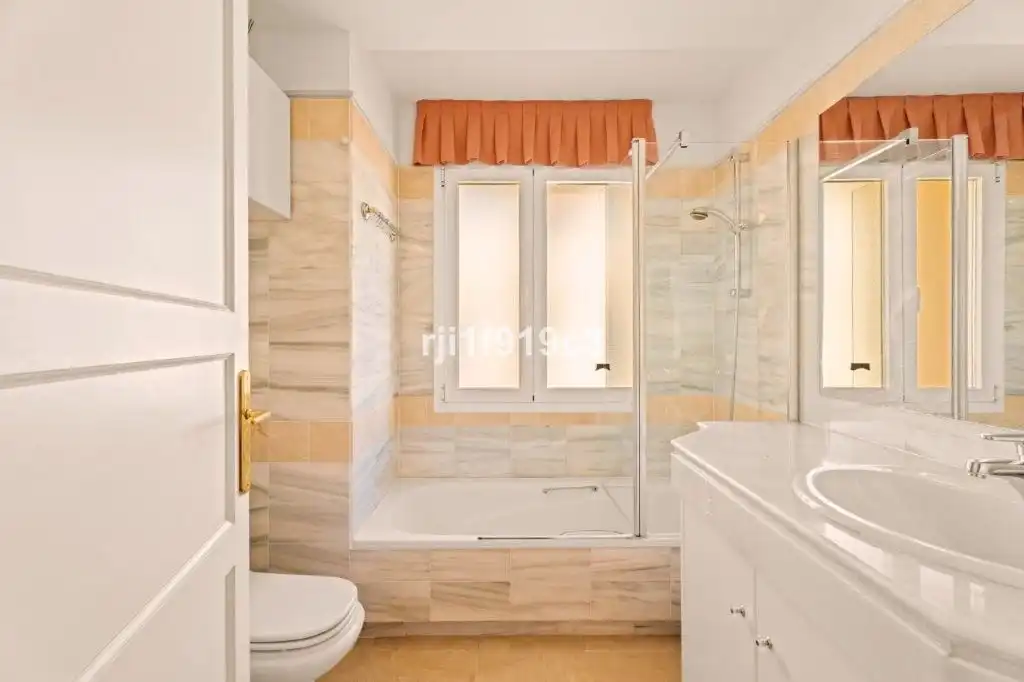 Baño de Apartamento en venta en Marbella con Terraza, Trastero y Amueblado
