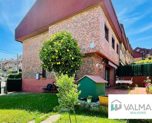 Vista exterior de Casa o xalet en venda en Oviedo  amb Jardí privat i Traster