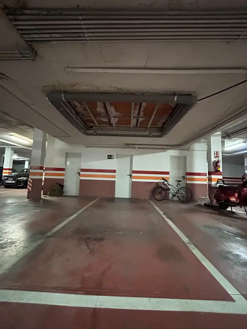 Parking de Dúplex de alquiler en Sevilla con Aire acondicionado, Calefacción y Parquet