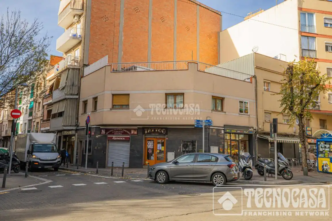 Vista exterior de Casa adosada en venta en Santa Coloma de Gramenet con Aire acondicionado, Calefacción y Parquet