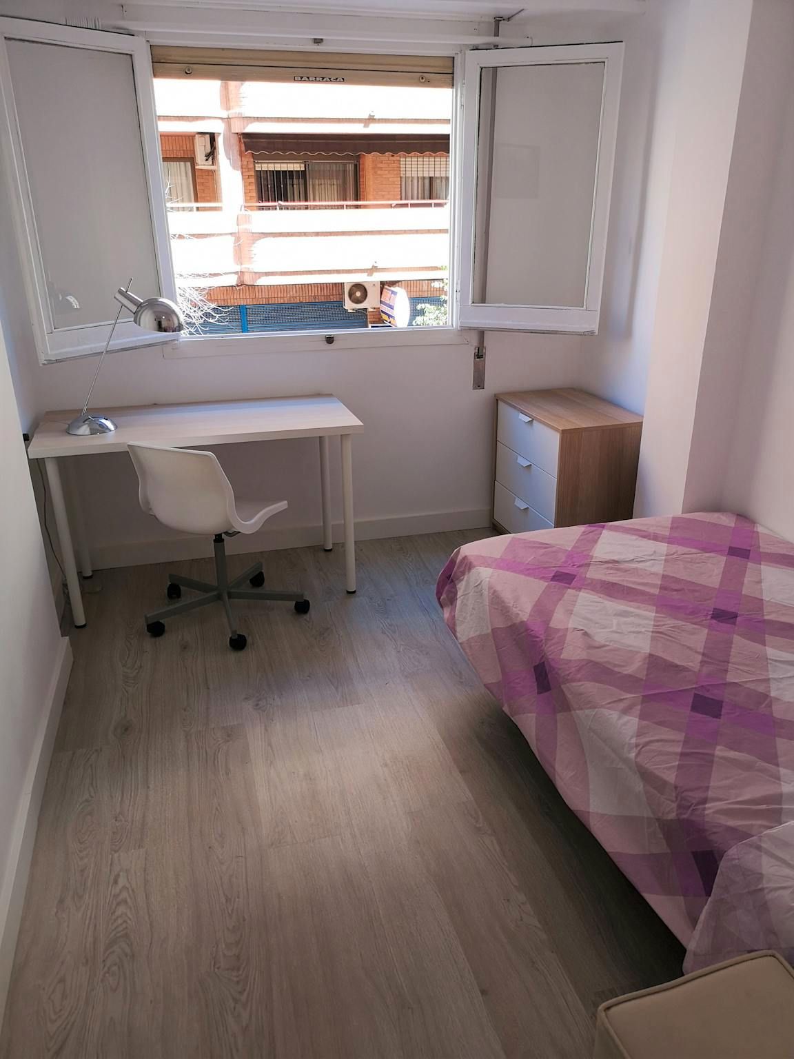 Bedroom of Flat to share in  Valencia Capital  with Furnished, Washing machine and Internet