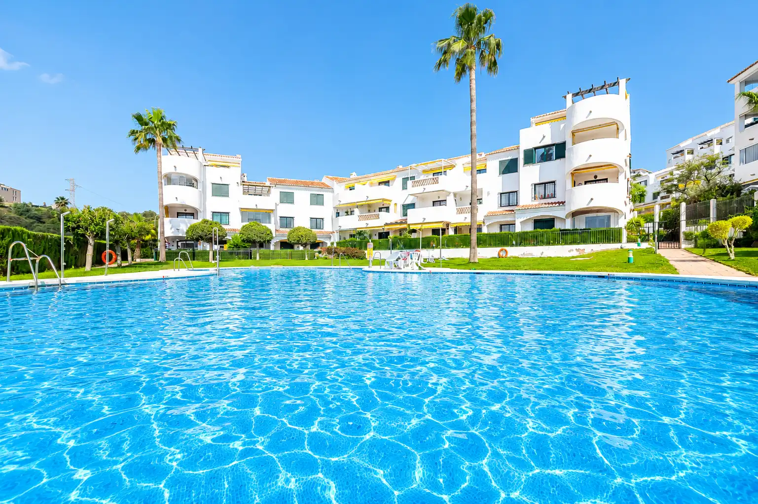 Piscina de Piso en venta en Benalmádena con Aire acondicionado, Terraza y Amueblado