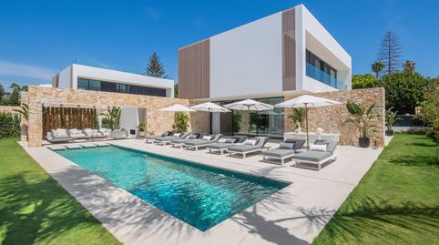 Villa en Urb.Cortijo Blanco de Marbella, a 3 minutos de la playa y a 15minutos andando de Puerto Banus. 6dormitorios mas 6 baños.