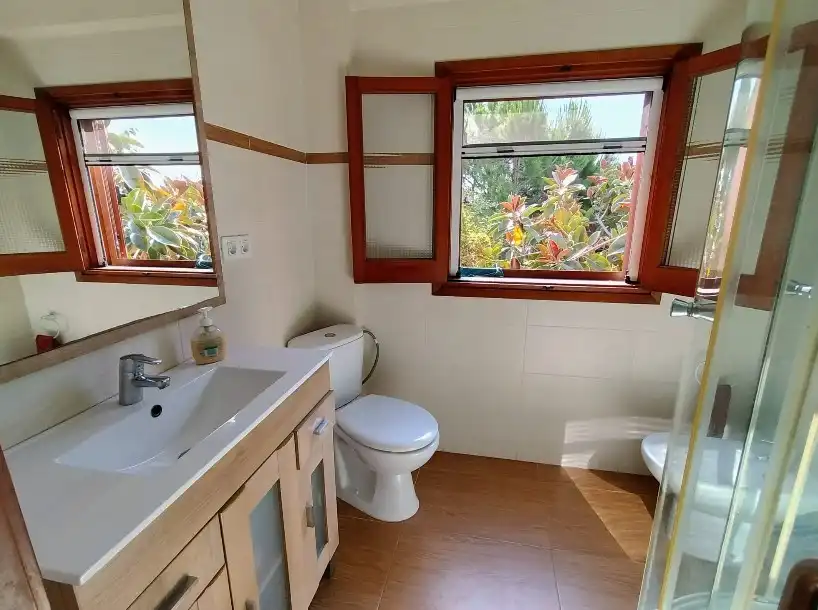 Badezimmer von Haus oder Chalet zum Verkauf in Almazora / Almassora mit Heizung, Privatgarten und Terrasse