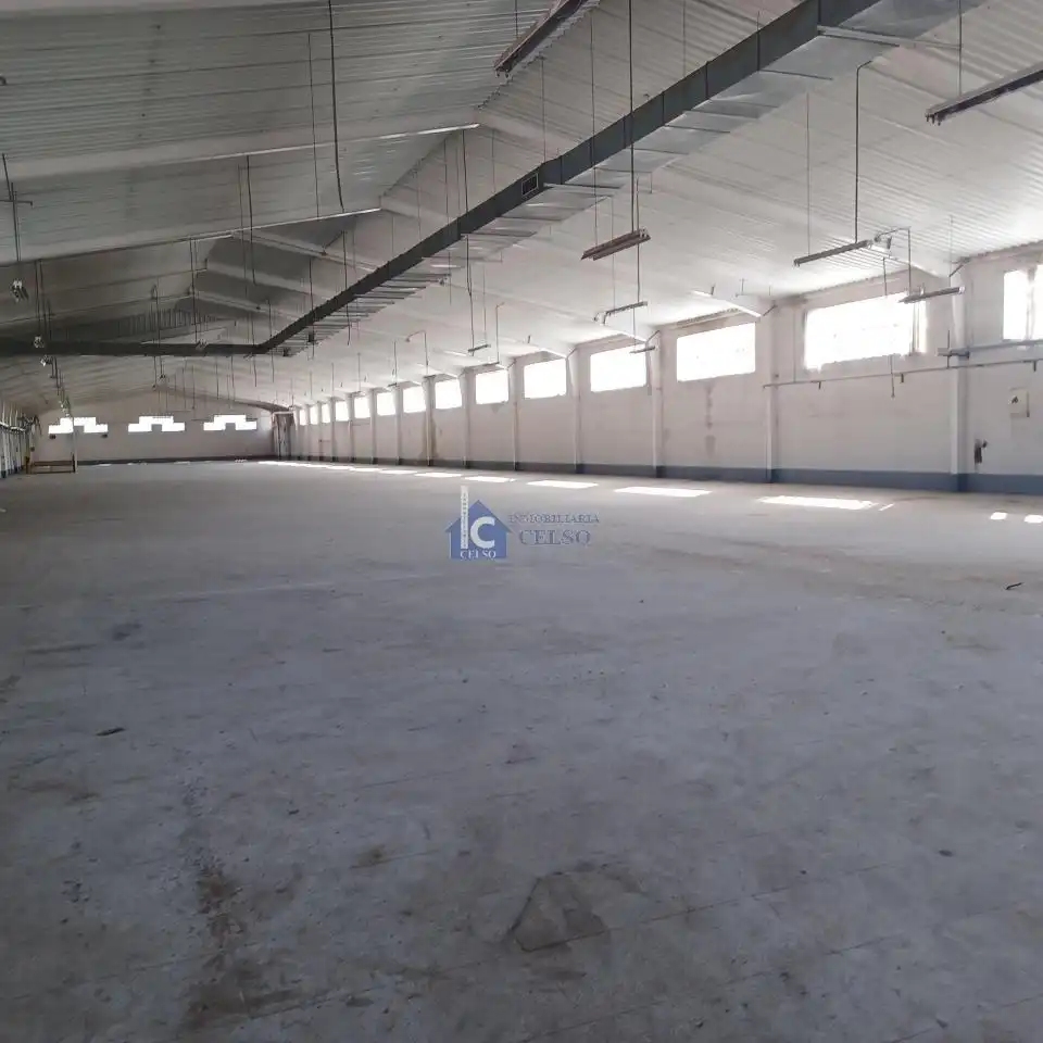 Fabrikhallen zur Miete in Ourense Capital 