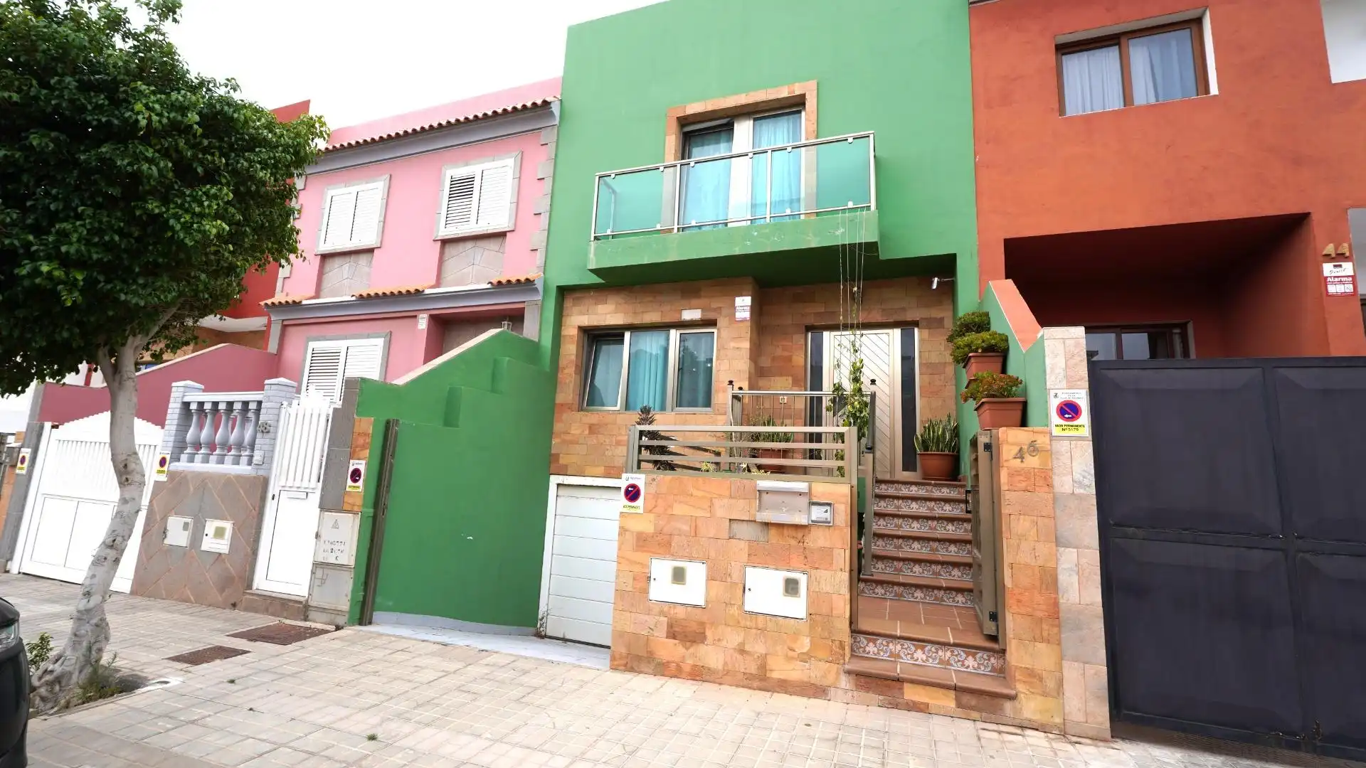 Außenansicht von Einfamilien-Reihenhaus zum Verkauf in Agüimes mit Terrasse
