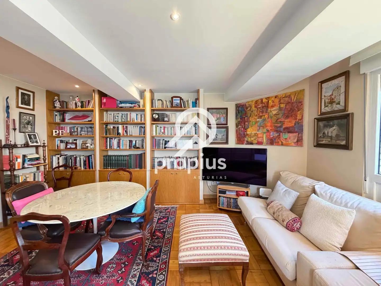 Living room of Flat for sale in Oviedo   with Heating, Parquet flooring and Oven
