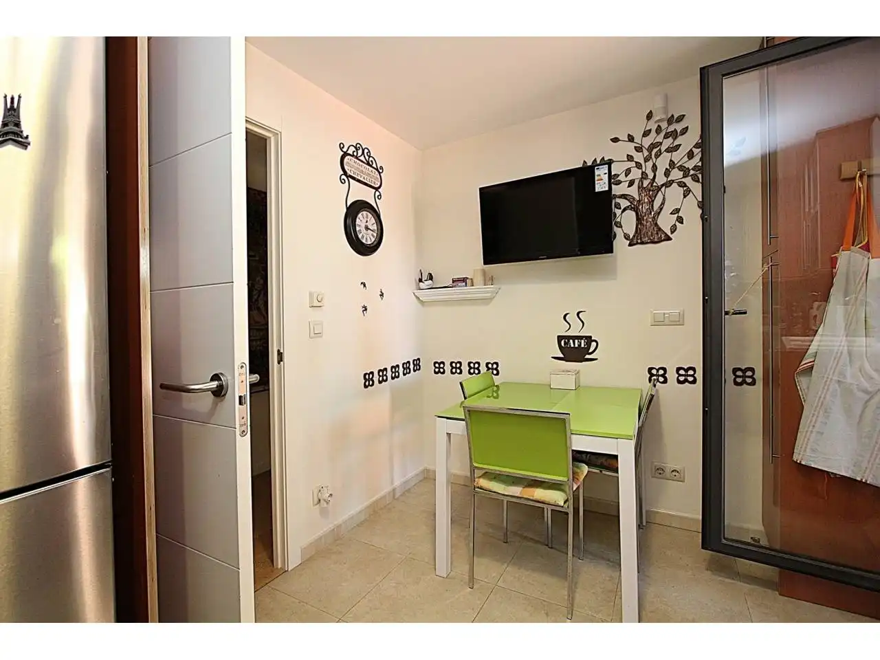 Küche von Wohnung zum Verkauf in Lloret de Mar mit Klimaanlage, Heizung und Privatgarten