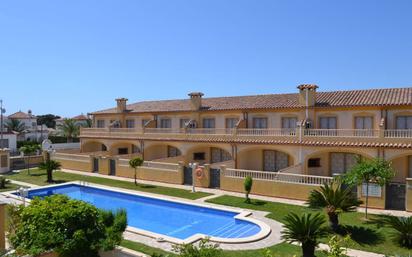 Vista exterior de Casa adosada en venda en Mont-roig del Camp amb Aire condicionat, Terrassa i Piscina