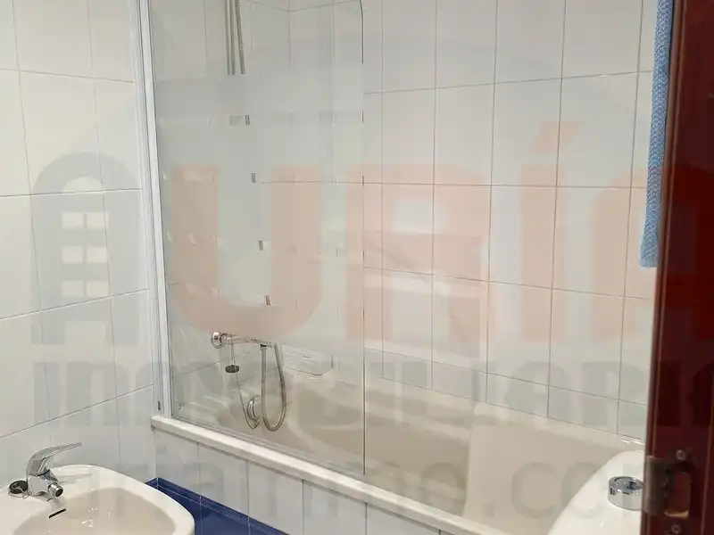 Bathroom of Flat for rent in Oviedo   with Heating, Storage room and Furnished