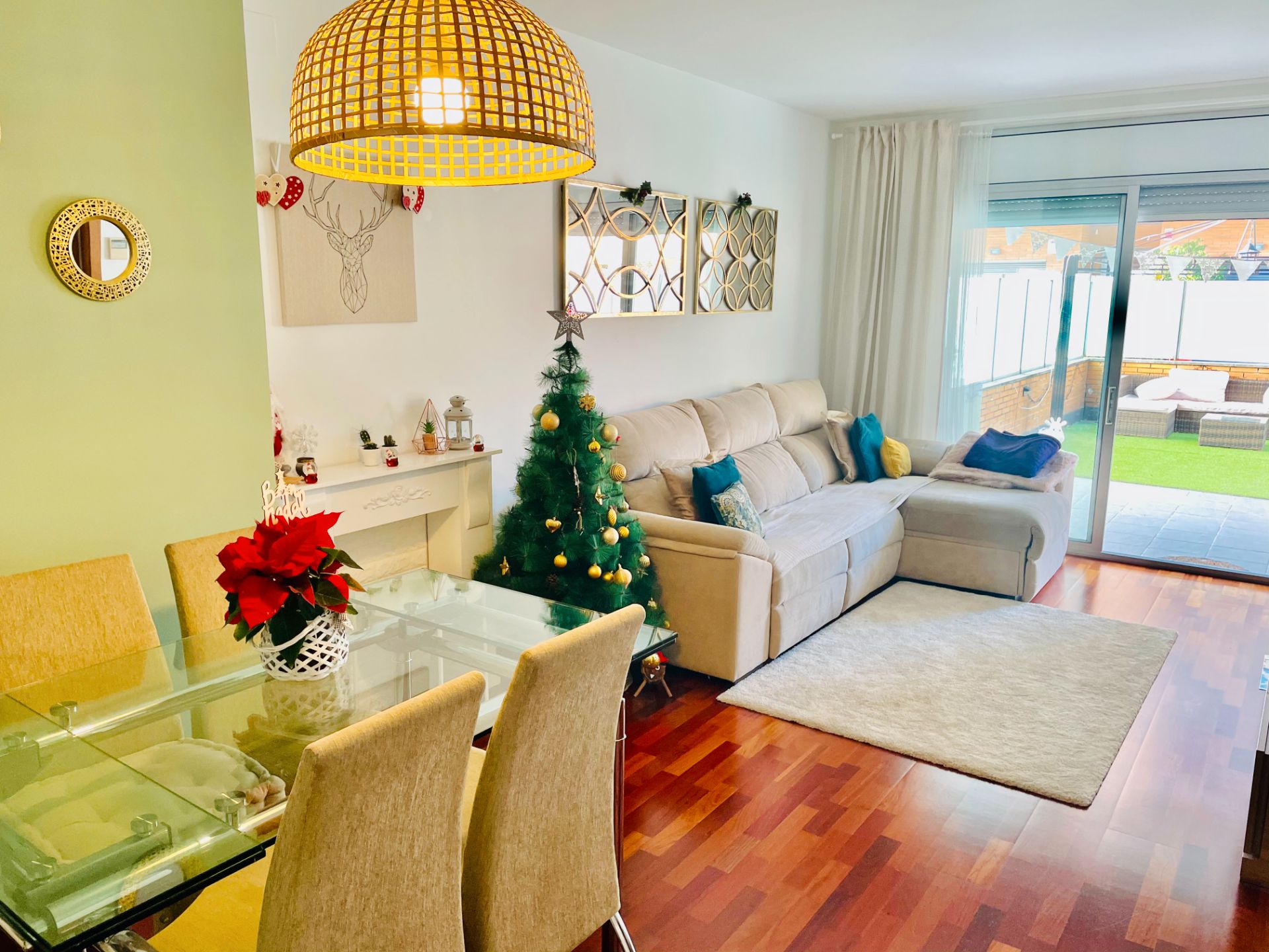 Sala d'estar de Pis de lloguer en Badalona amb Aire condicionat, Calefacció i Jardí privat