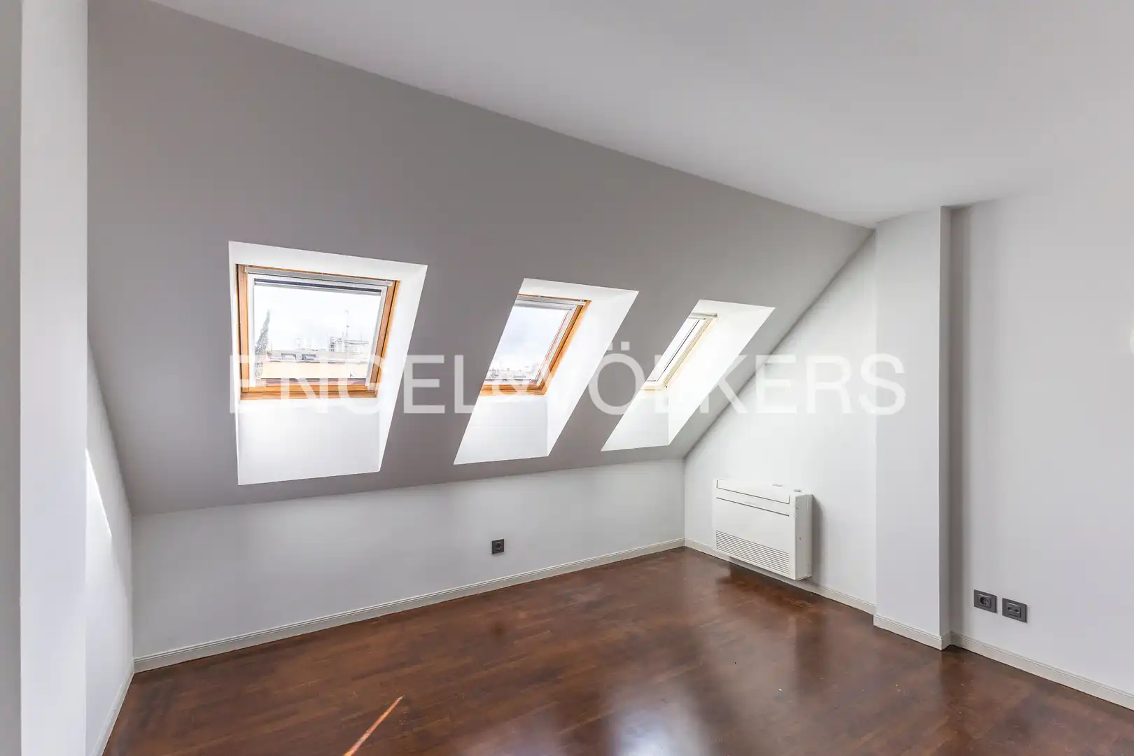 Dormitori de Àtic de lloguer en Madrid amb Aire condicionat, Calefacció i Parquet