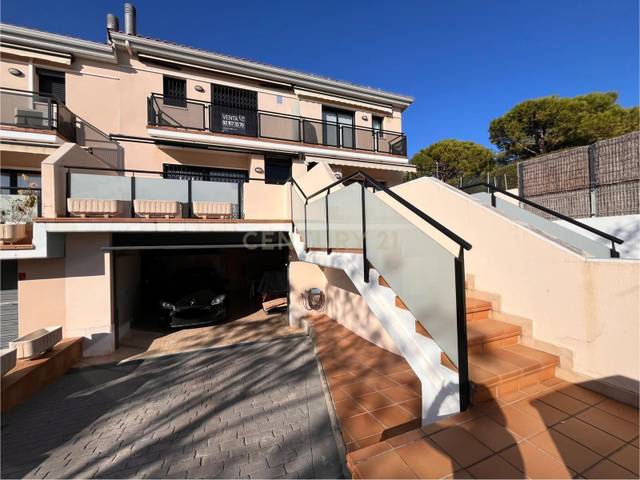 Casa adosada en Venta en Carrer de les Mèlies, Vilanova i la Geltrú, Spain, 13 b en Santa Maria