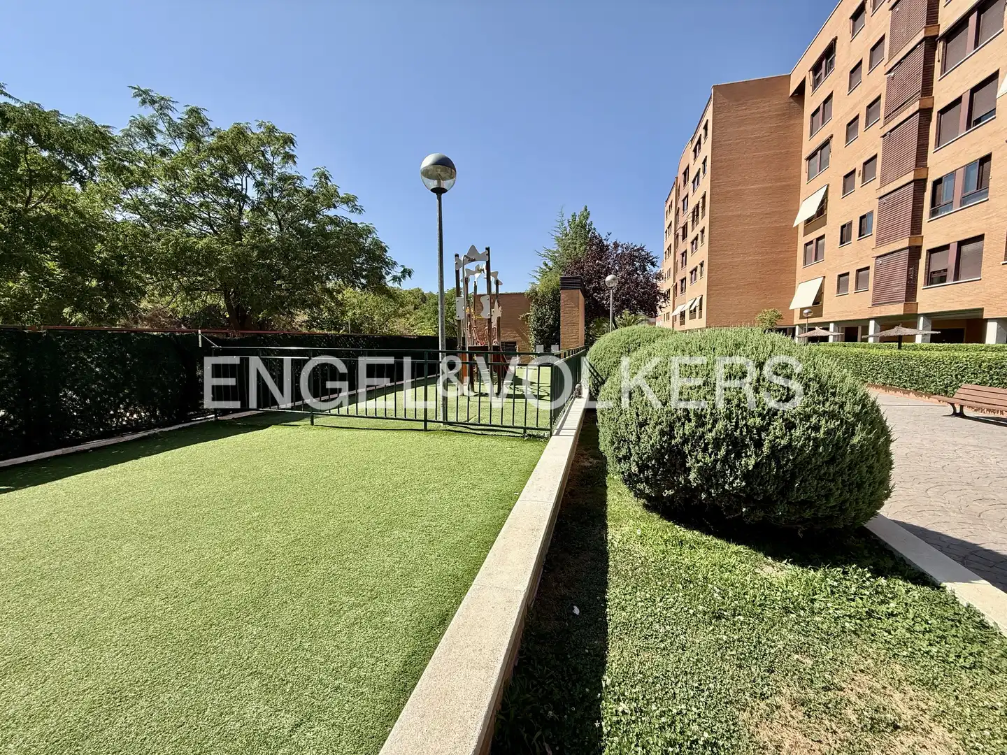 Vista exterior de Piso de alquiler en Madrid con Aire acondicionado, Calefacción y Piscina