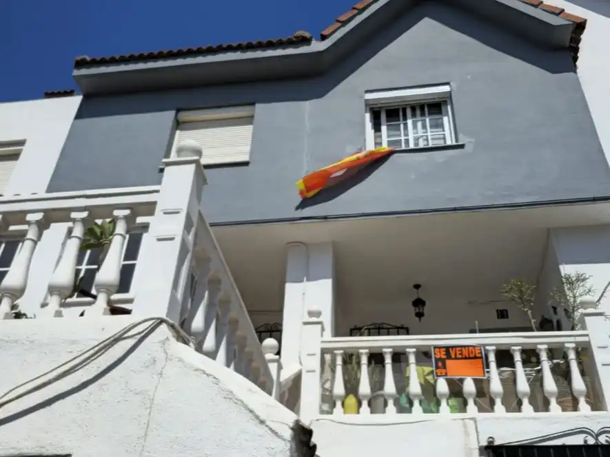 Vista exterior de Casa o xalet en venda en Algeciras amb Aire condicionat, Terrassa i Balcó