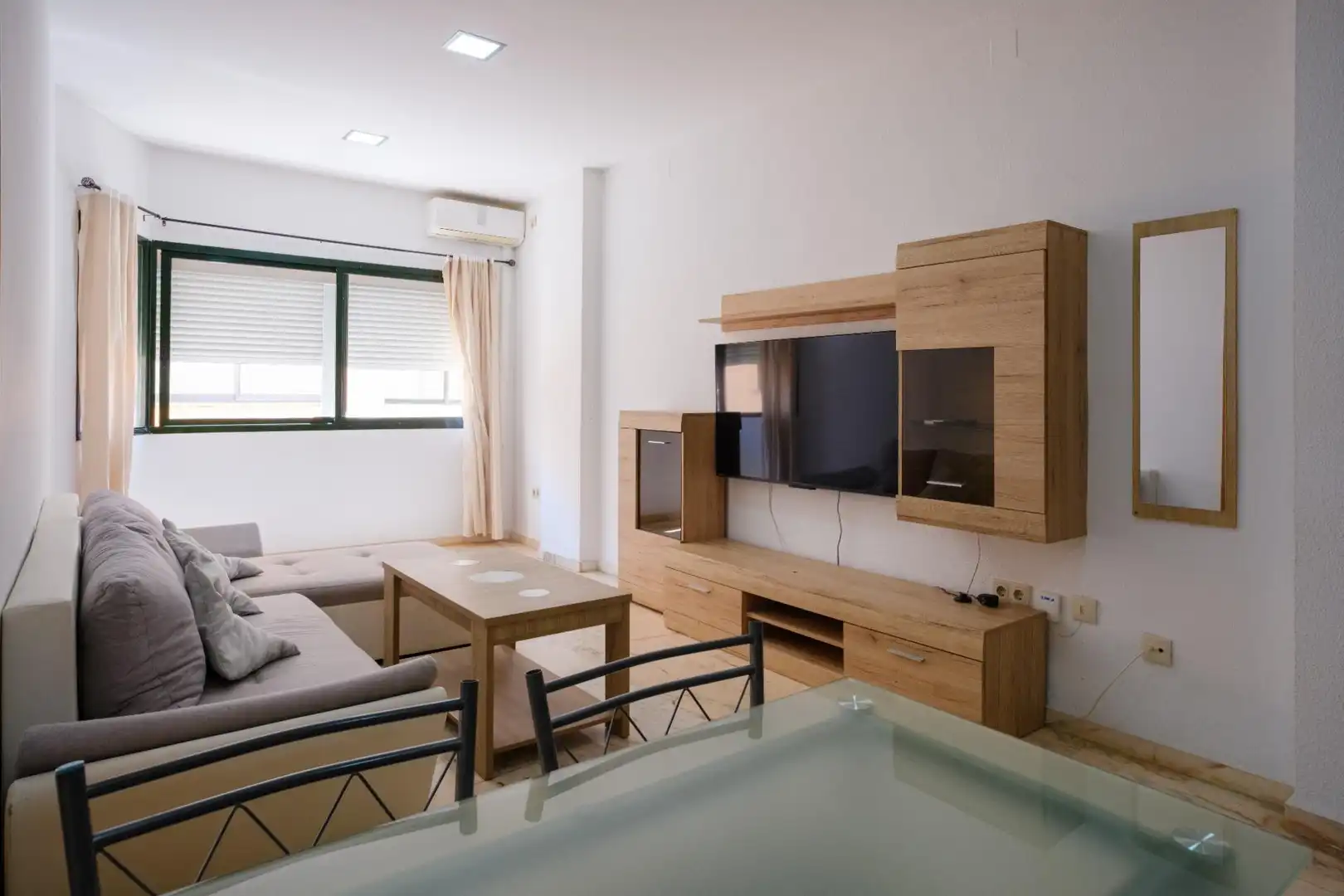 Sala d'estar de Apartament de lloguer en Sevilla amb Aire condicionat, Jardí privat i Moblat