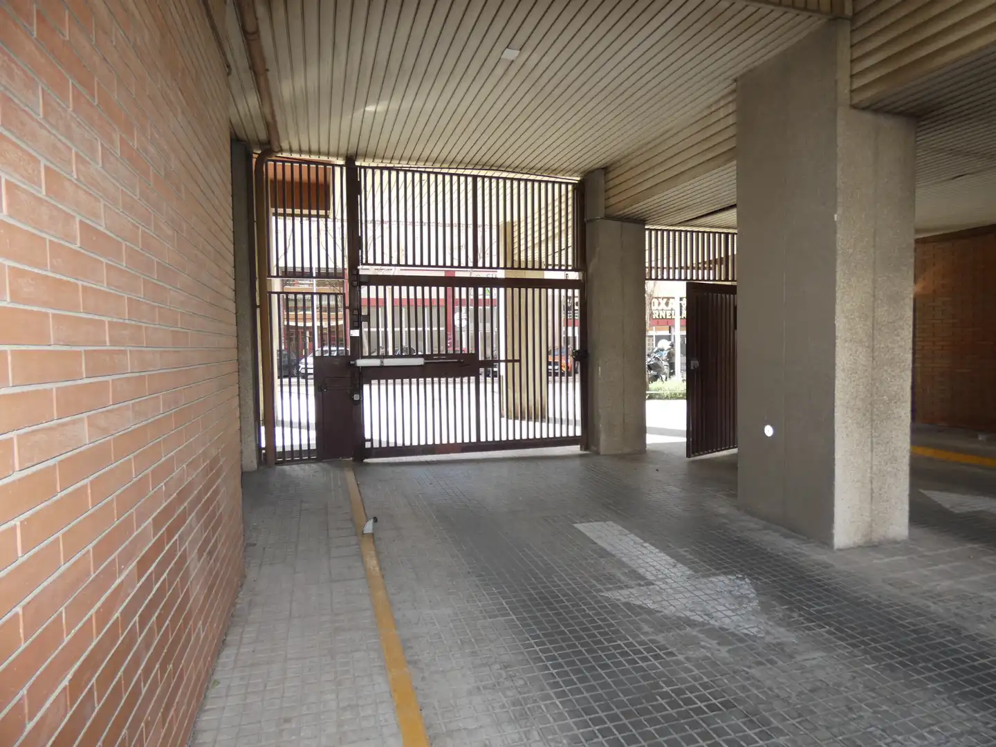 Garatge en venda en Cornellà de Llobregat amb Alarma