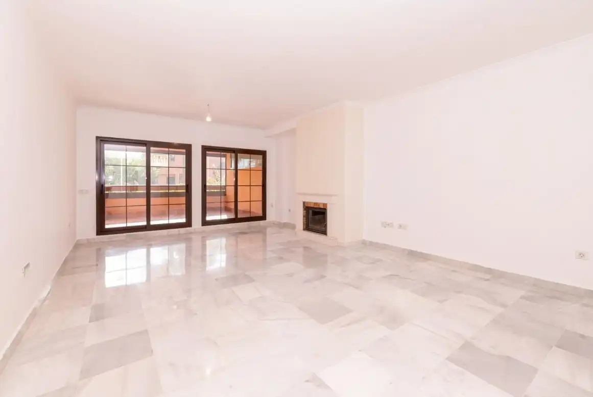 Sala d'estar de Apartament en venda en Estepona amb Aire condicionat, Calefacció i Jardí privat