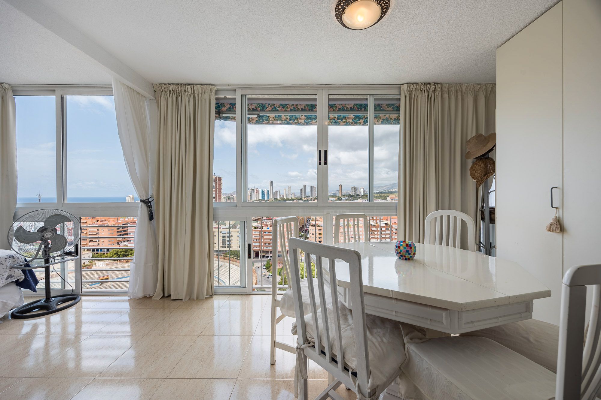 Bedroom of Flat for sale in Benidorm  with Swimming Pool, Furnished and Community pool
