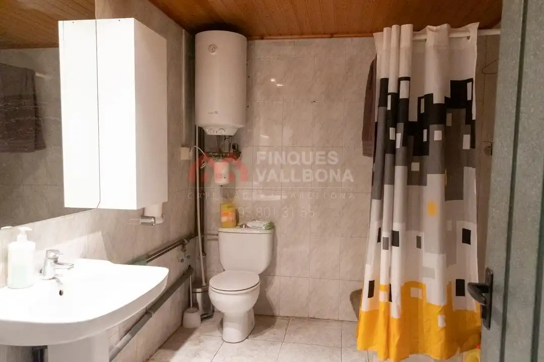 Badezimmer von Fabrikhallen zum Verkauf in Igualada