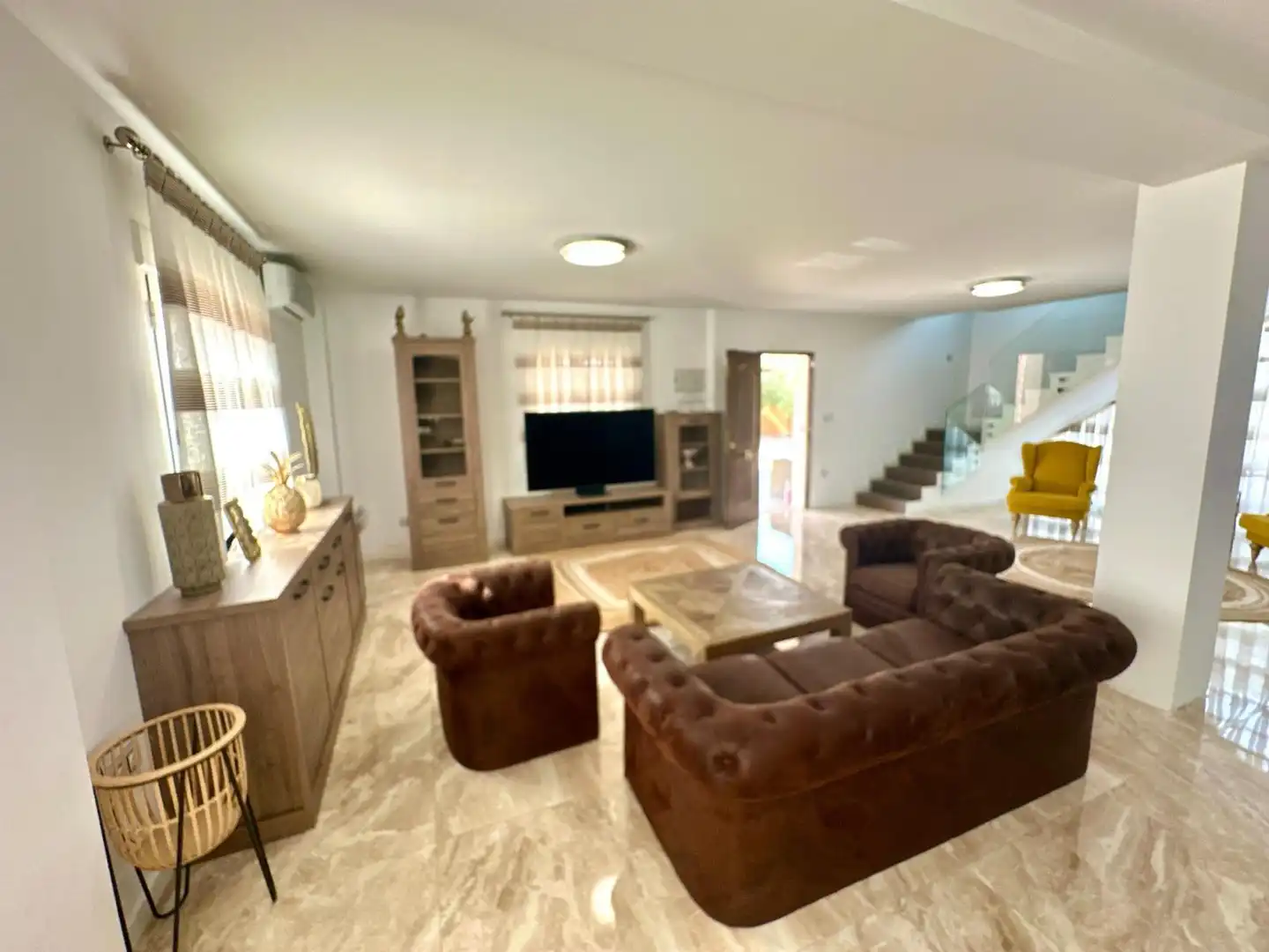 Sala d'estar de Casa o xalet en venda en Alicante / Alacant amb Aire condicionat, Jardí privat i Terrassa