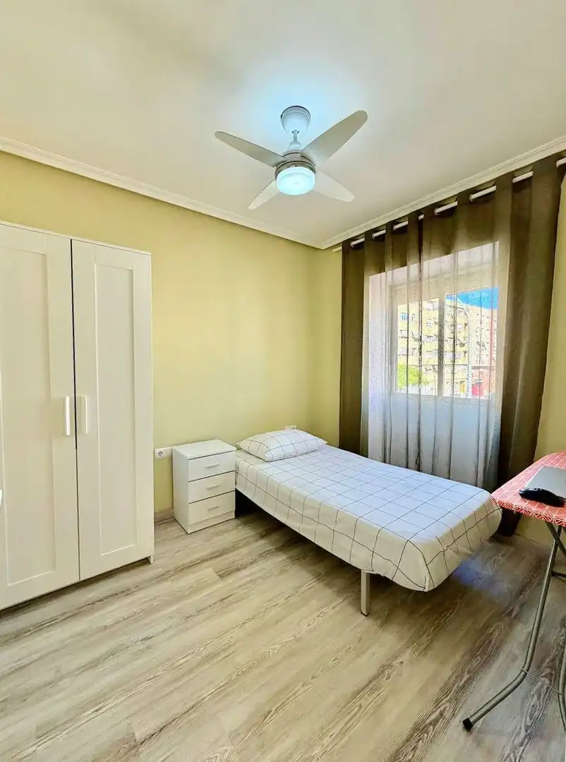 Dormitori de Apartament en venda en Alicante / Alacant amb Aire condicionat, Terrassa i Moblat