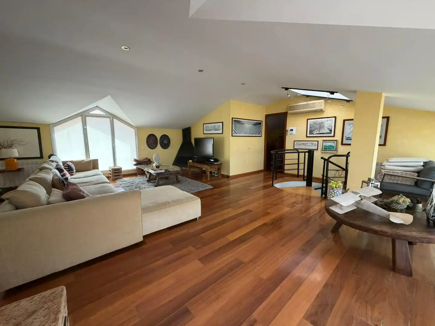 Living room of Attic for rent in Sant Feliu de Llobregat  with Heating, Parquet flooring and Terrace