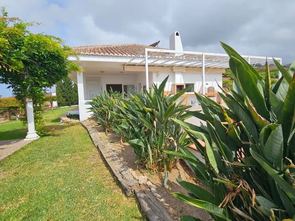 Vista exterior de Casa o xalet en venda en Torrox amb Aire condicionat, Jardí privat i Terrassa