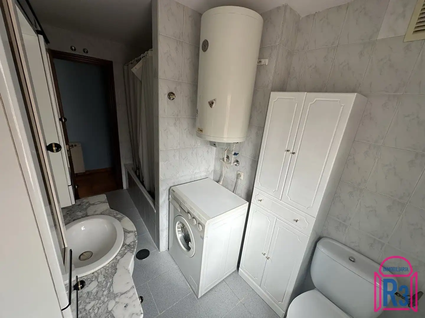 Bany de Apartament en venda en León Capital  amb Calefacció, Terrassa i Moblat