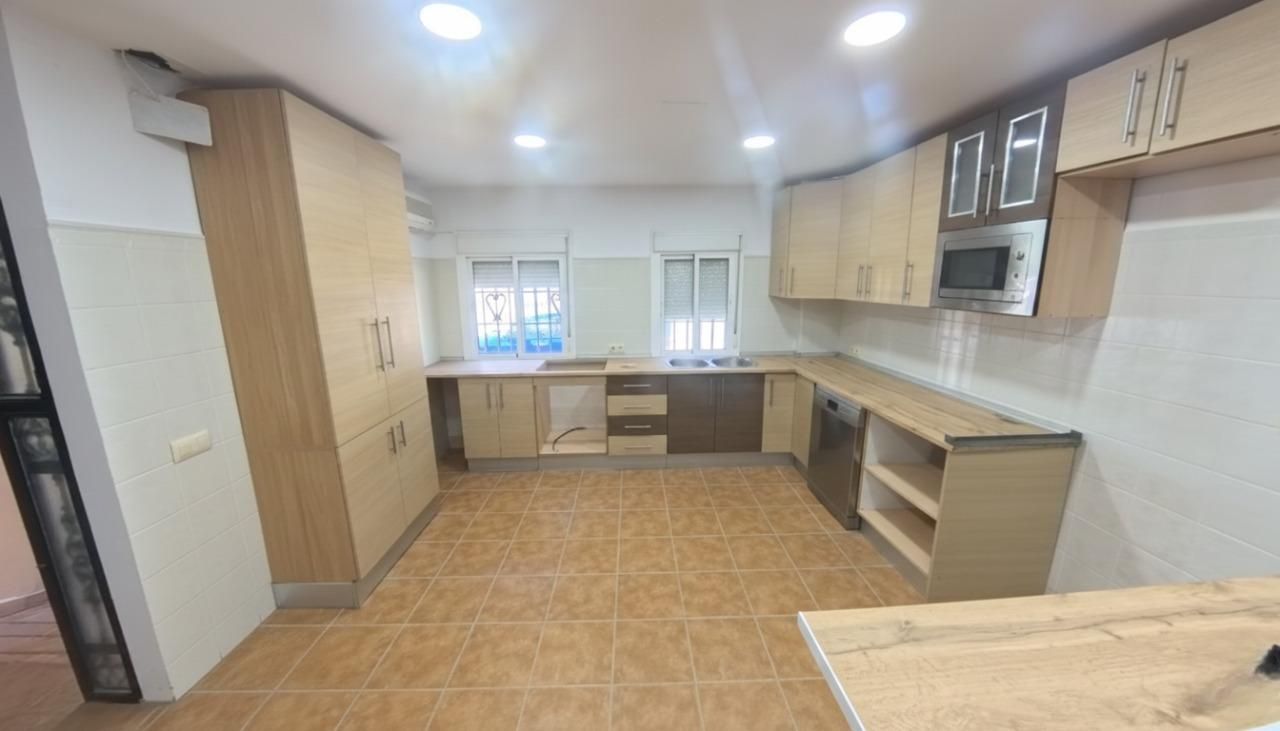 Cuina de Casa adosada en venda en Chiclana de la Frontera amb Aire condicionat