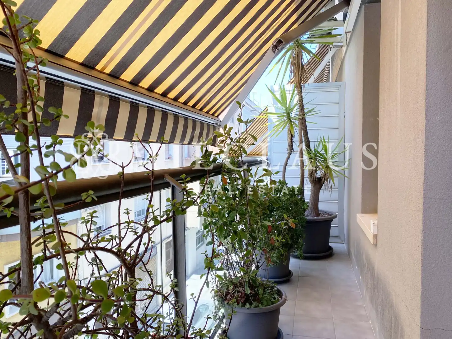 Terrasse von Einfamilien-Reihenhaus zum Verkauf in L'Hospitalet de Llobregat mit Klimaanlage, Heizung und Parkett