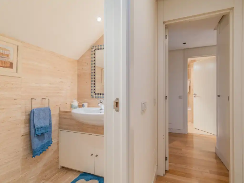 Bany de Dúplex de lloguer en Majadahonda amb Jardí privat, Terrassa i Piscina