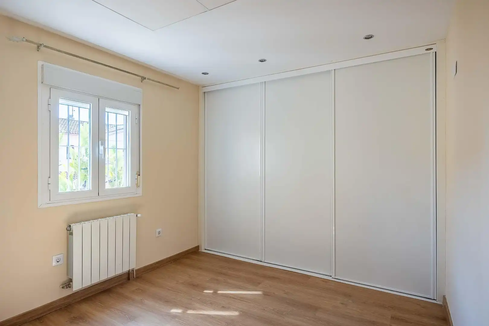 Habitación de Casa adosada de alquiler en Espartinas con Aire acondicionado, Calefacción y Jardín privado