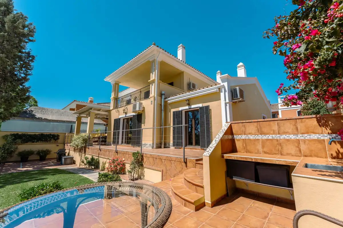 Vista exterior de Casa o xalet en venda en Marbella amb Aire condicionat, Terrassa i Traster