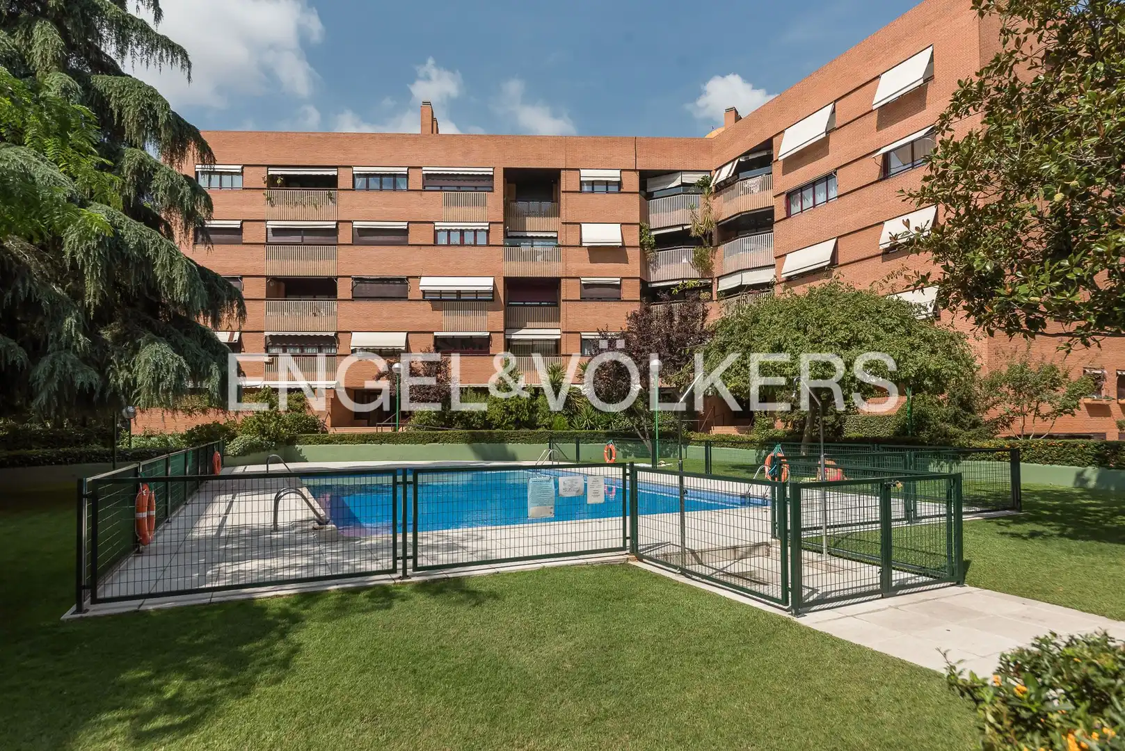 Vista exterior de Pis de lloguer en Madrid amb Aire condicionat, Calefacció i Jardí privat