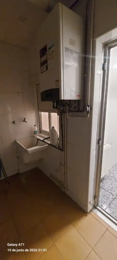 Badezimmer von Wohnungen zur Miete in L'Hospitalet de Llobregat mit Heizung und Parkett