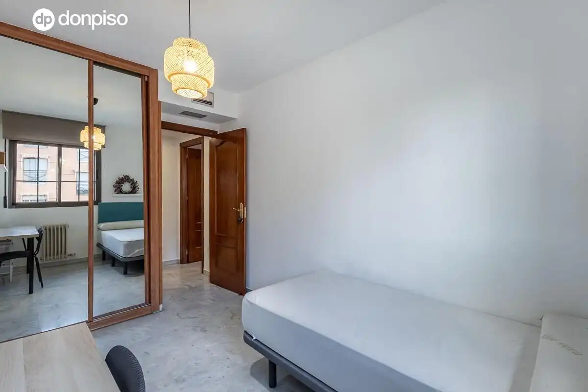 Dormitori de Pis en venda en Granada amb Aire condicionat, Calefacció i Piscina comunitària