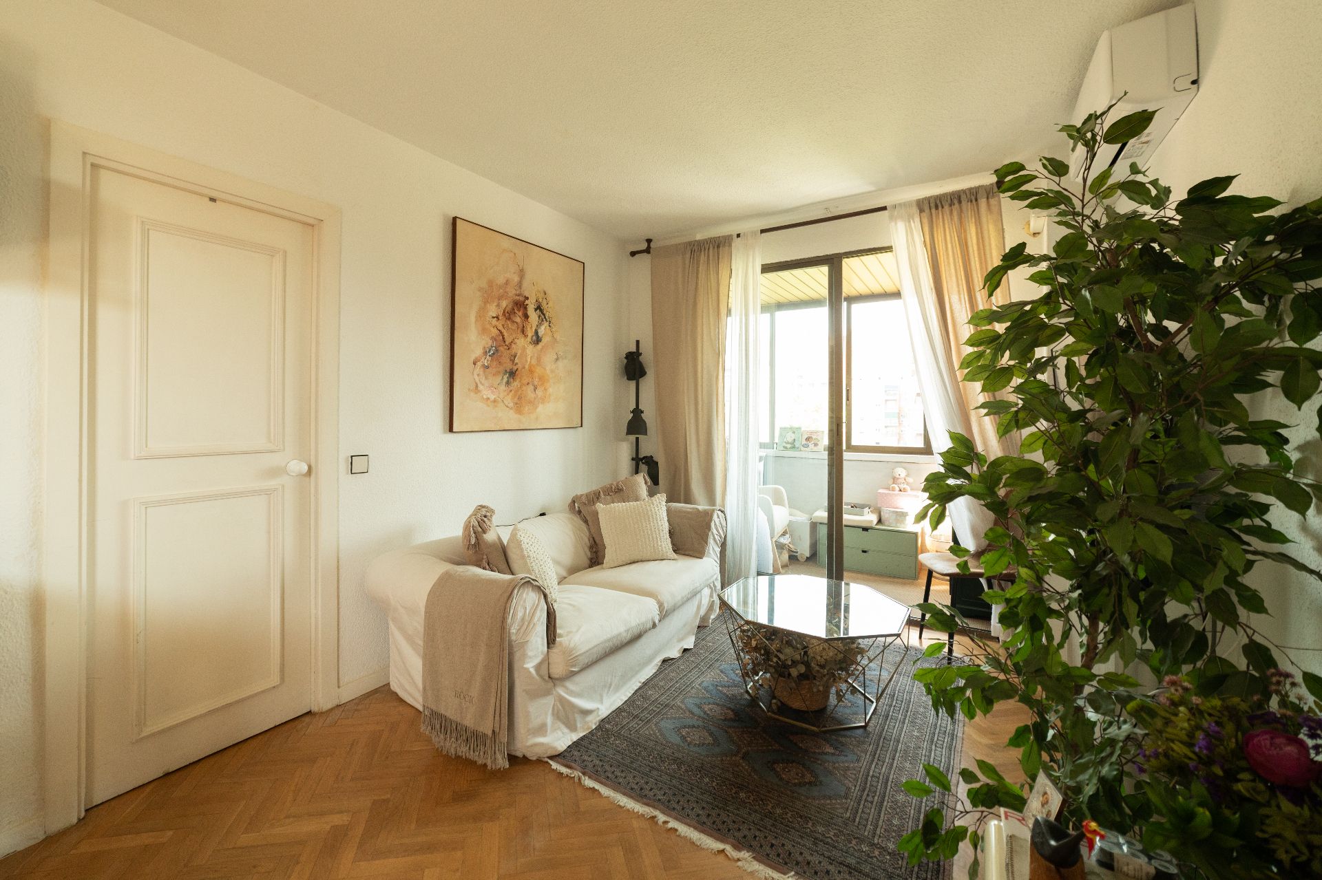 Sala d'estar de Àtic de lloguer en  Madrid Capital amb Aire condicionat, Calefacció i Parquet