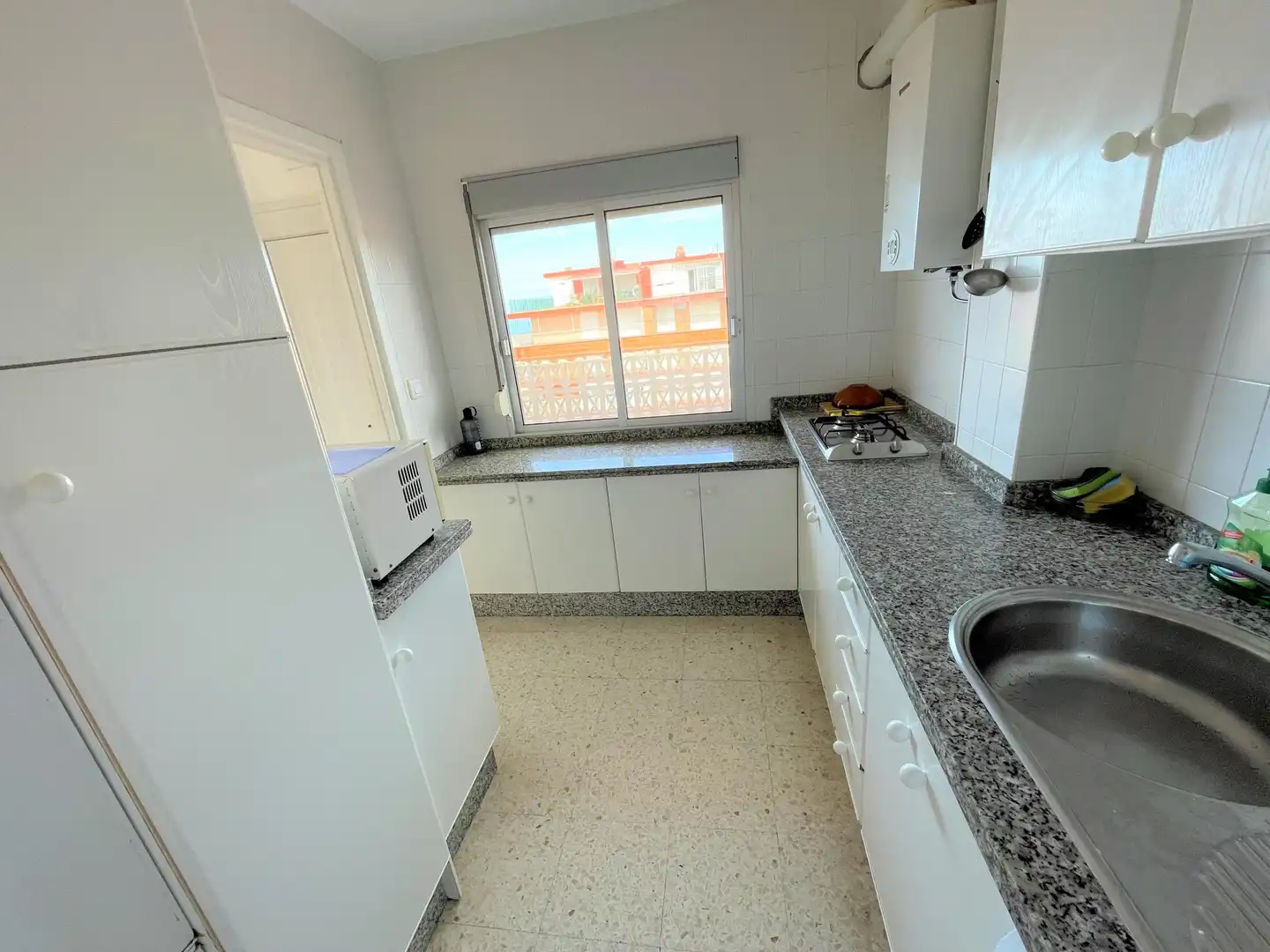 Cuina de Pis de lloguer en Punta Umbría amb Aire condicionat, Terrassa i Moblat