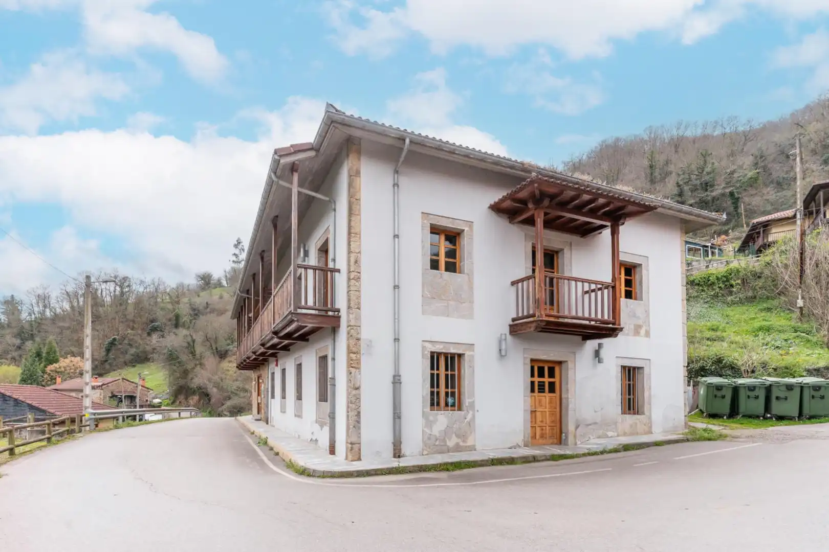 Vista exterior de Finca rústica en venda en Lena amb Jardí privat, Traster i Balcó