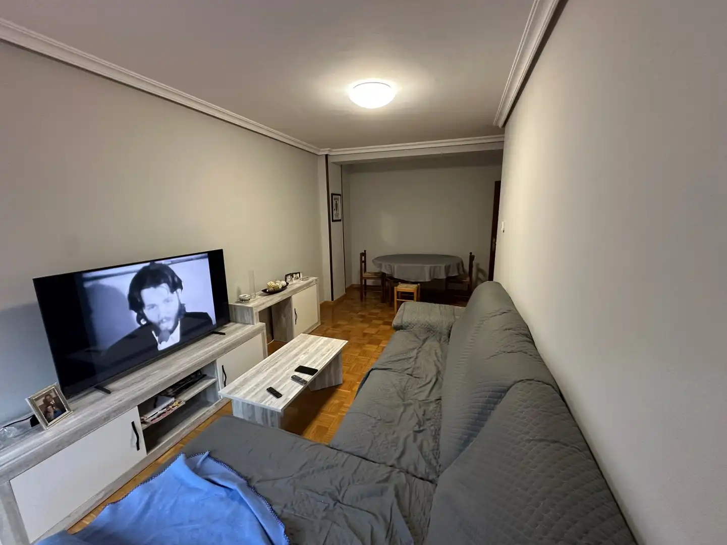 Sala d'estar de Pis en venda en Oviedo  amb Calefacció, Parquet i Traster