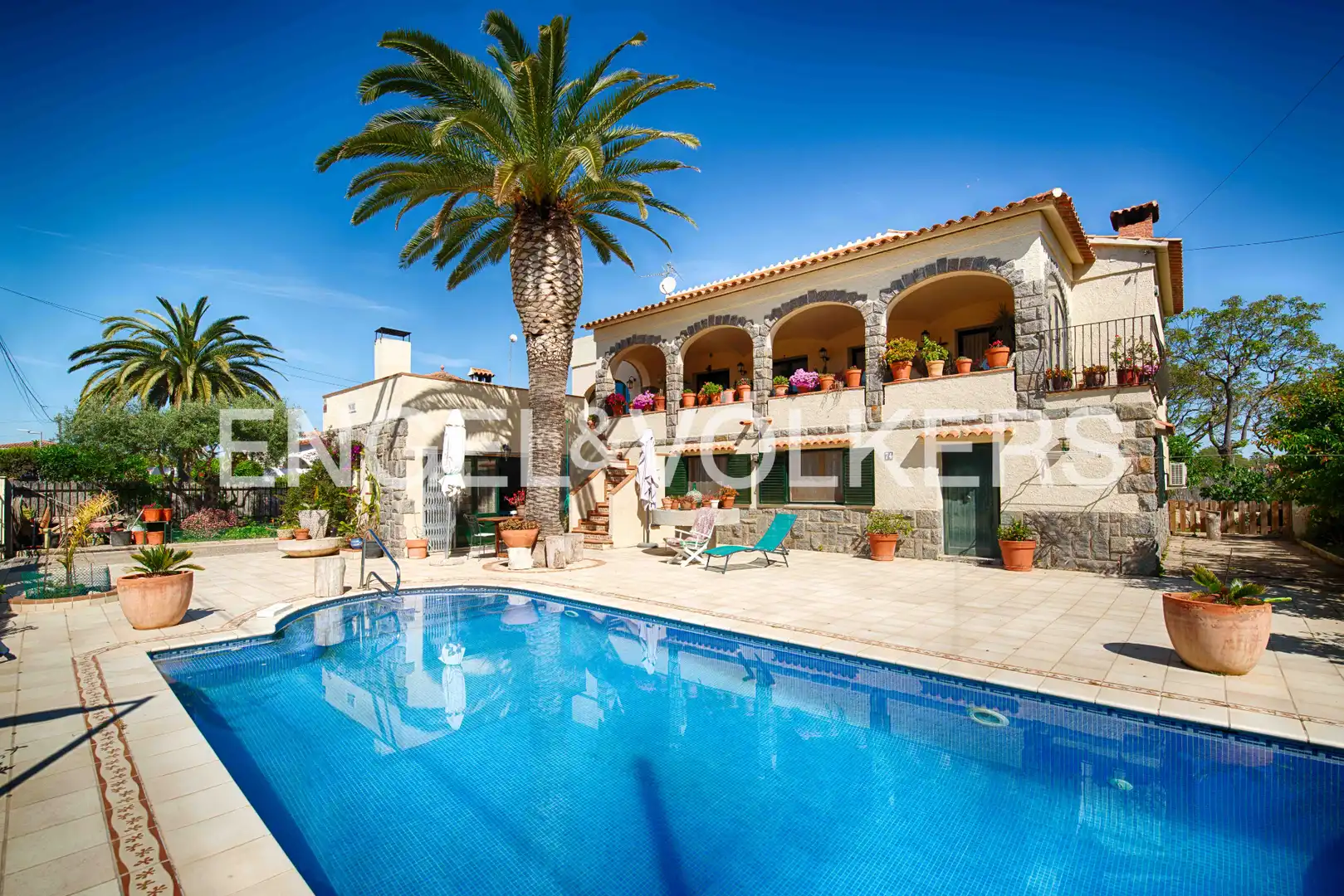 House with terrace for sale in Carrer Requesens