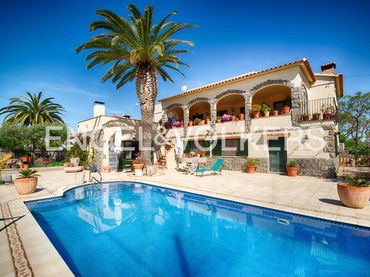 House with balcony for sale in Carrer Requesens