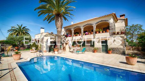 Arquitectura tradicional con piscina y privacidad