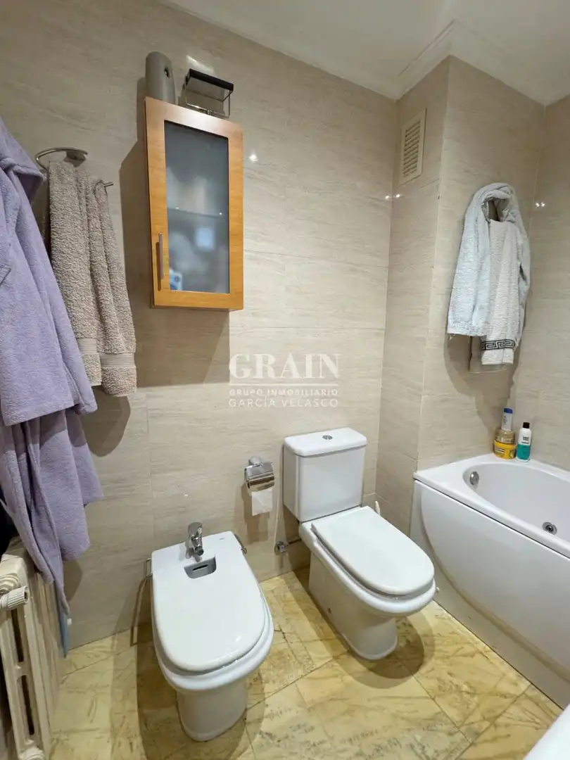 Bathroom of Flat for sale in Albacete  with Air Conditioner, Heating and Parquet flooring