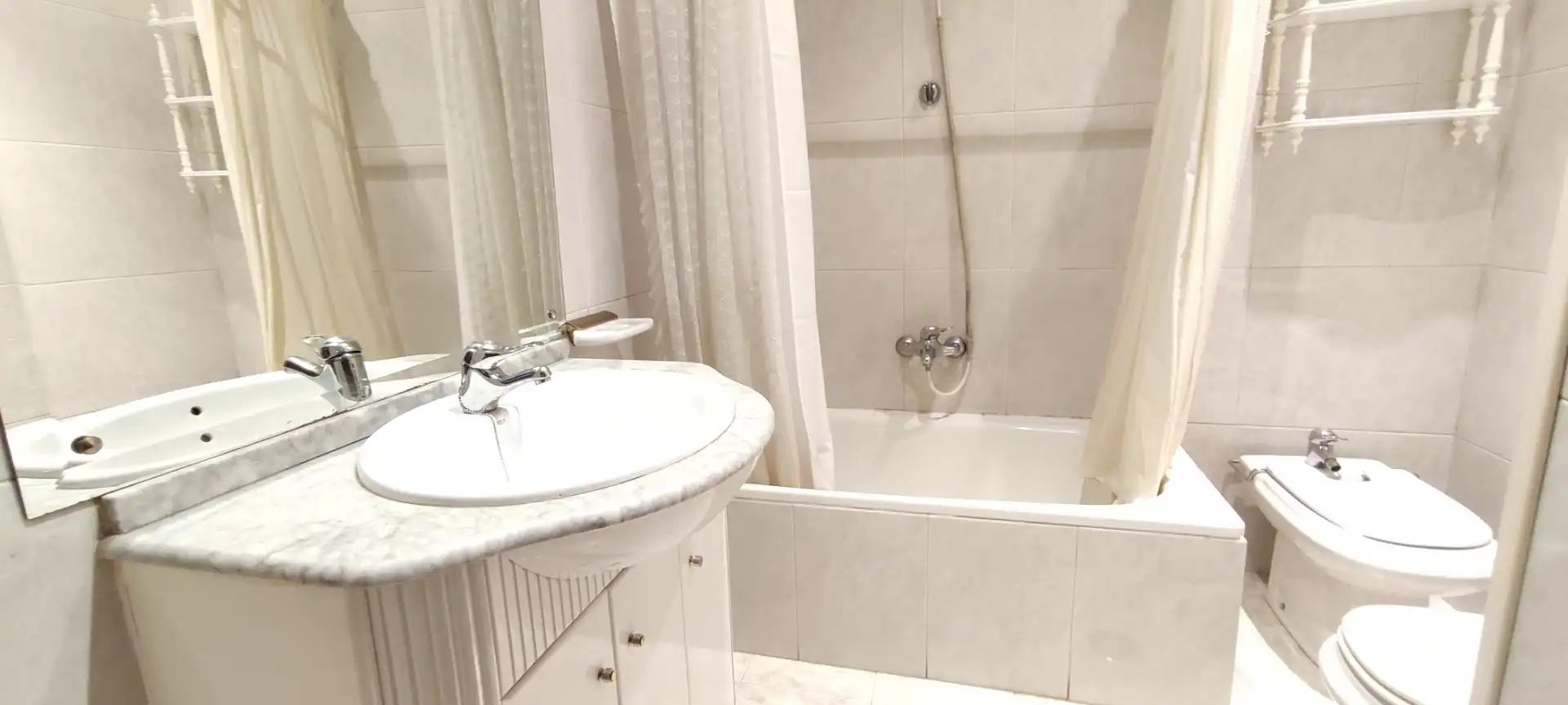 Baño de Piso de alquiler en Ourense Capital  con Calefacción y Amueblado