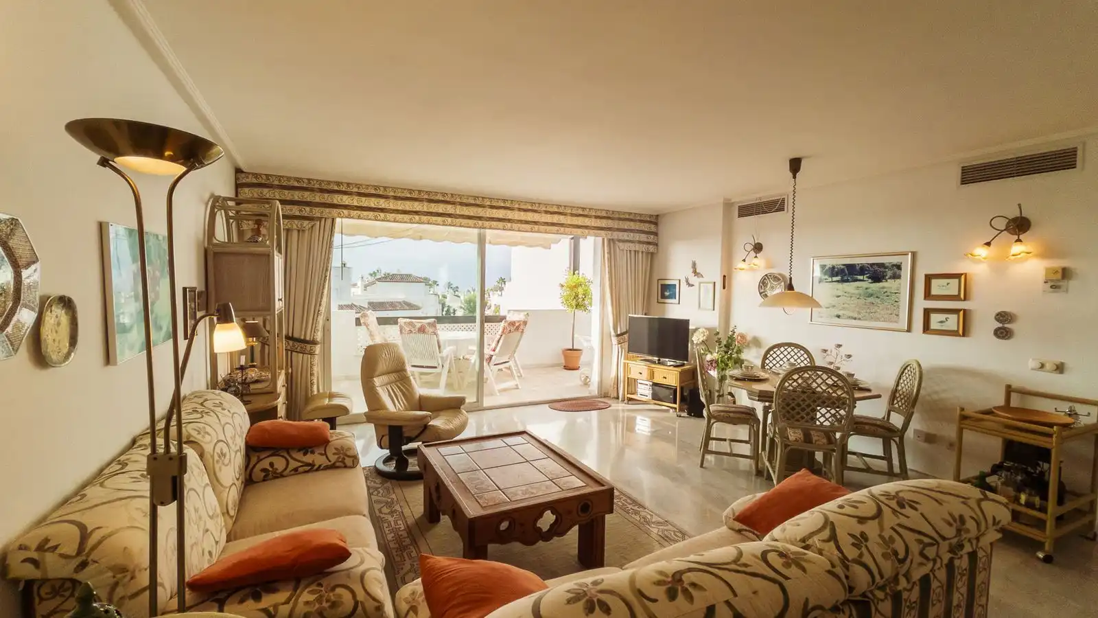 Sala de estar de Ático en venta en Estepona con Aire acondicionado, Terraza y Amueblado