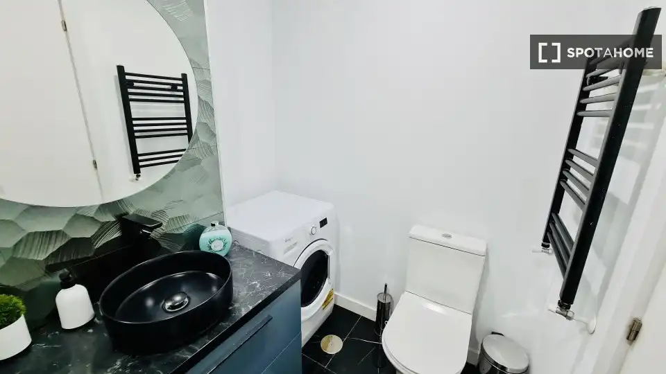 Bathroom of Flat for rent in Madrid  with Air Conditioner, Heating and Furnished